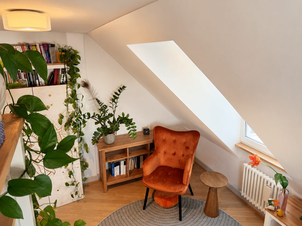 Der Praxisraum von Divergente in Winterthur mit orangem Sessel und Pflanzen